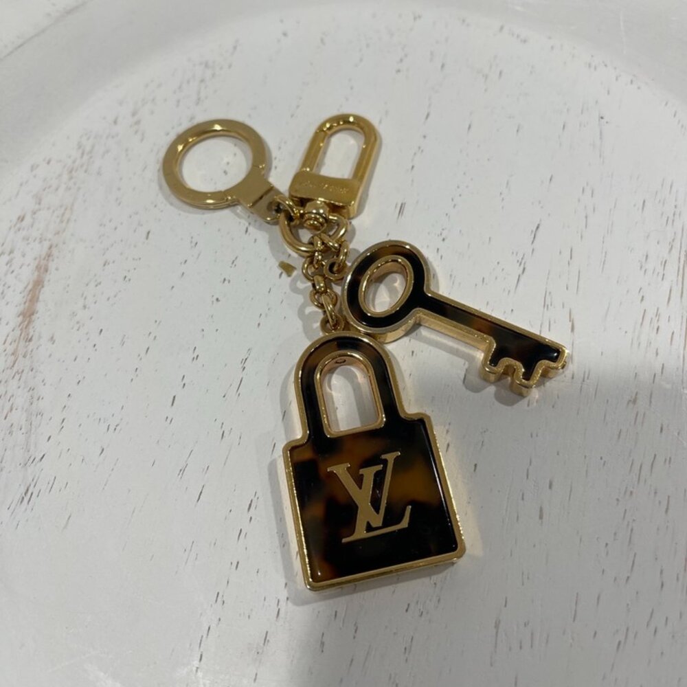 Louis Vuitton Tortoise Gold Porte Cles Confidence Key Holder/Bag Charm (JB1303)